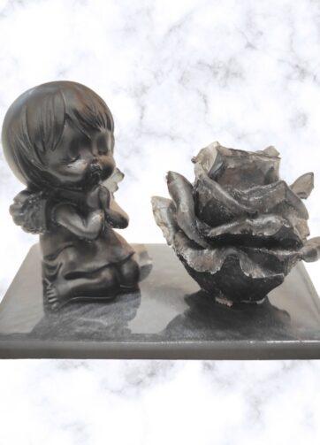 Angelski spomin – ročno izdelana nagrobna dekoracija z angelčkom in vrtnico