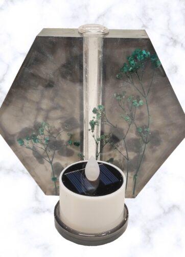 Epoksi vazica in solarna sveča – ročno izdelana nagrobna dekoracija