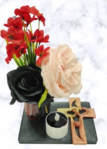 Križ in vazica spomina s solarno svečko – nagrobna dekoracija