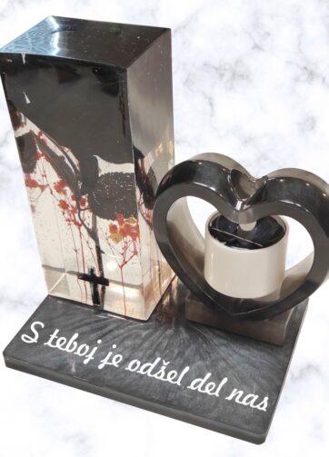 Trajen spomin Srce s priloženo solarno svečko in epoksi cvetje – ročno izdelana nagrobna dekoracija