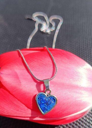 "Modro srce" - Svetleča verižica z obeskom v obliki srca iz epoksi smole