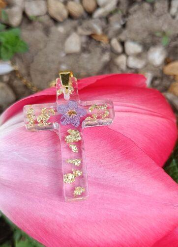 Zlati spomin - Svetleča verižica z obeskom križa iz epoksi smole, spominčicami in zlatimi lističi