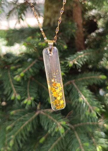 Zvezdni prah - Bleščeča verižica z obeskom iz epoksi smole z zlatimi zvezdicami in bleščicami