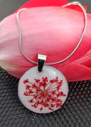 Bela cvetlična čarobnost - verižica iz nerjavečega jekla z okroglim obeskom iz epoksi smole in pravimi cvetovi