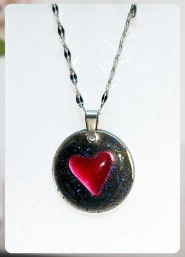 Bleščeče srce: Verižica iz nerjavečega jekla z ročno narisanim srčkom in bleščicami
