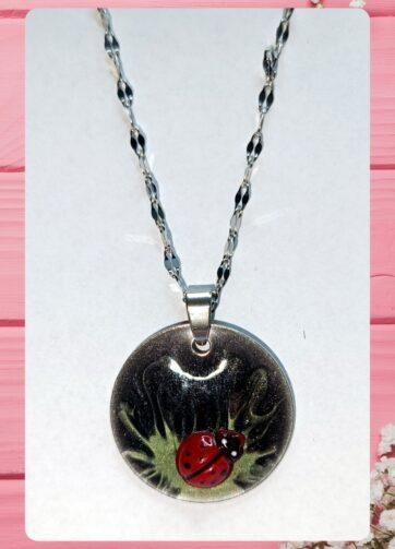 Čarobni Cvet s Pikapolonico Ročno Izdelana Verižica