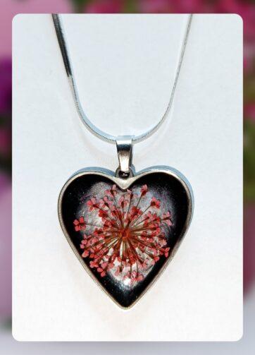 Cvetlična iskrica: Unikatna verižica s pravim posušenim cvetom v srcu