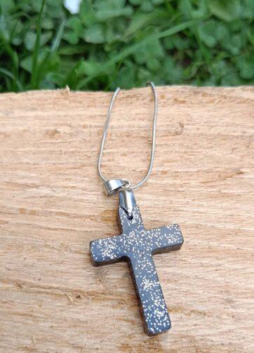 Dvojna iskrica - srebrna verižica z ročno izdelanim križem iz epoksi smole