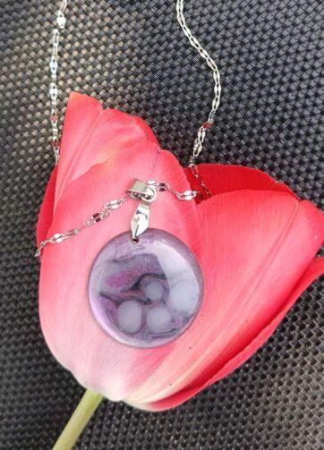 Eleganca vijoličnih sanj: Ročno izdelana verižica z obeskom iz epoksi smole