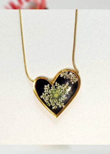 Elegantna cvetlična čarobnost: Verižica s posušenim cvetjem, UV smolo in srebrnimi kristali