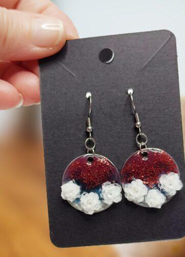 Elegantni uhani z rdečimi bleščicami in belimi cvetovi iz nerjavečega jekla in UV epoksi smole