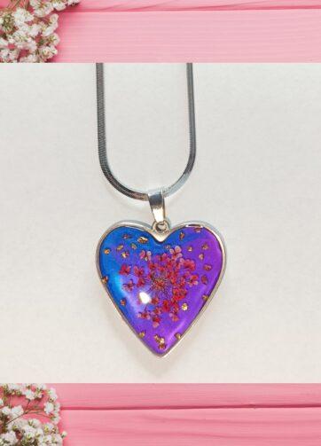 Magično srce: Verižica iz nerjavečega jekla z mavričnim ozadjem in posušenimi cvetovi