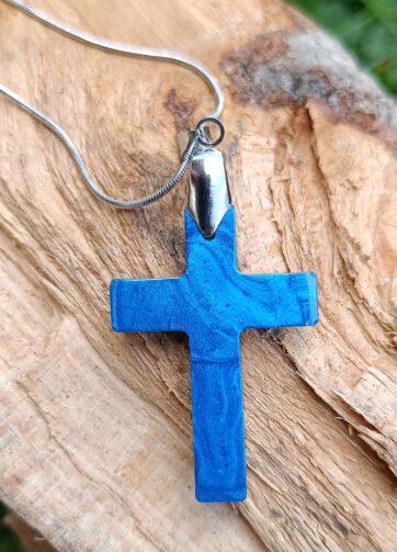 Modri sijaj - elegantna srebrna verižica z modrim križem iz epoksi smole