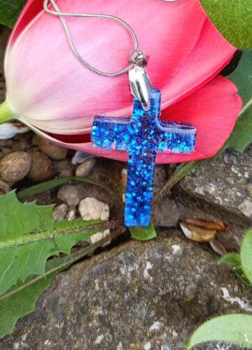 Modri sijaj - elegantna verižica iz epoksi smole in nerjavečega jekla