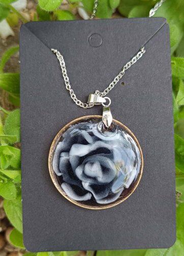 Narava in umetnost - Verižica iz nerjavečega jekla z lesenim obeskom z ročno poslikavo rože iz epoksi smole