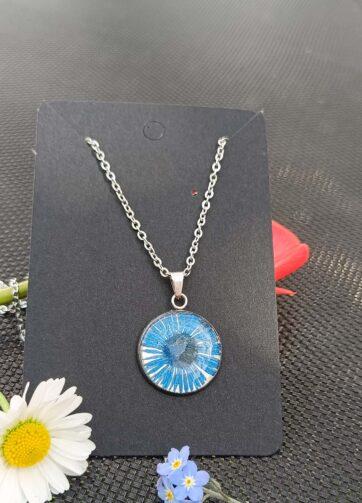 Nežna verižica s srebrnim okroglim obeskom iz prozorne smole in cvetlico