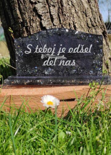 Personaliziran spominski kamen iz epoksi smole