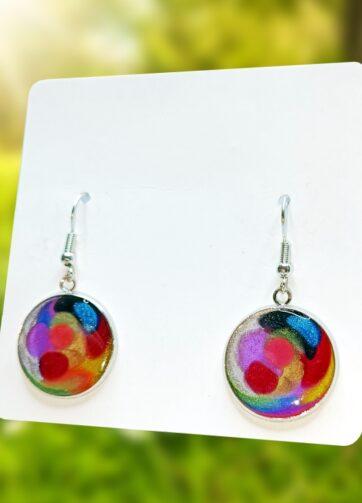 Pisani okrogli uhani - Ročno izdelani pozlačeni jekleni uhani z UV smolo