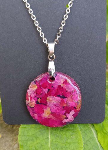 Romantična verižica s srebrnim okroglim obeskom iz prozorne smole in pravimi cvetovi vrtnic