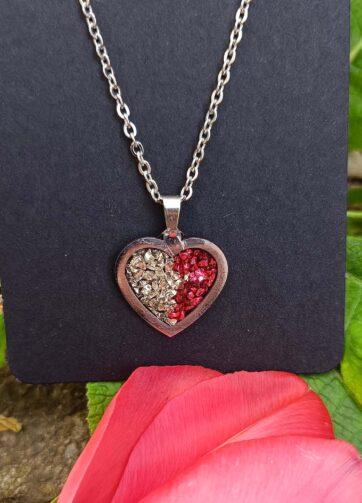 Romantična verižica s srebrnim srčkom iz prozorne smole z belimi in rdečimi kristalčki