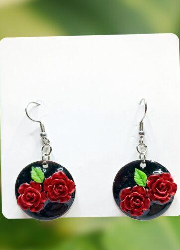 Romantični uhani z rdečimi vrtnicami - Ročno izdelani pozlačeni jekleni uhani z UV smolo