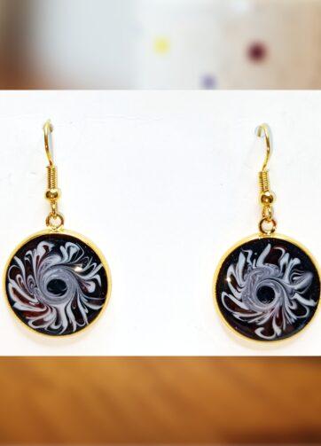 Uhani "Abstraktna eleganca" - Ročno izdelani pozlačeni jekleni uhani z UV smolo