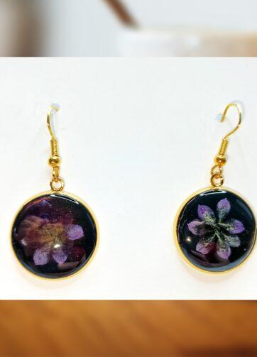 Uhani "Temna cvetlica" - Ročno izdelani pozlačeni jekleni uhani z UV smolo