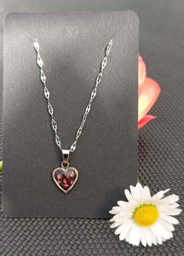 Verižica iz nerjavečega jekla s srčkom iz epoksi smole in koščki pravih vrtnic