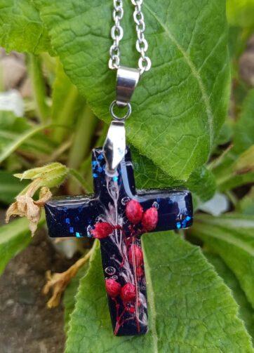 Verižica iz nerjavečega jekla z ročno izdelanim križem iz epoksi smole z modrimi bleščicami in pravimi cvetovi