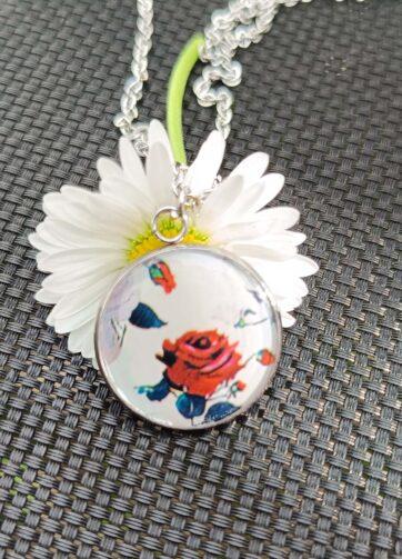 Verižica iz nerjavečega jekla z ročno izdelanim obeskom vrtnice iz epoksi smole