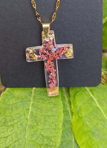 Zlata verižica iz nerjavečega jekla s križem iz epoksi smole, pravimi rožami in zlatimi lističi