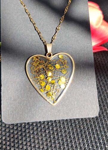 Zlata verižica iz nerjavečega jekla s srčkom iz epoksi smole