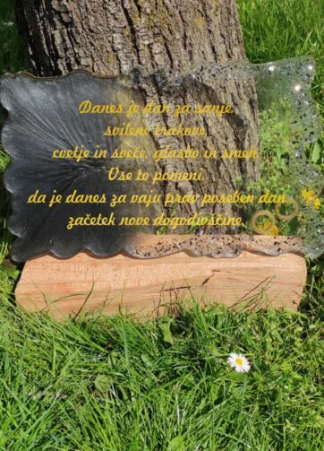 Personalizirana poročna dekoracija z zlatim napisom in prstani iz epoksi smole