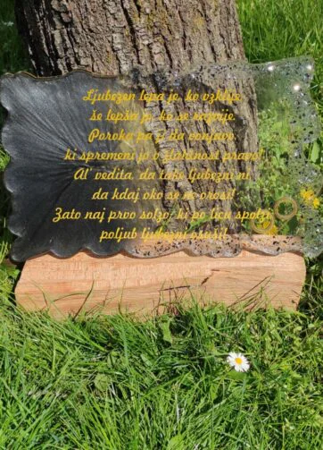 Personalizirana poročna dekoracija z zlatim napisom in verzom iz epoksi smole