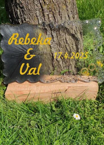 Personalizirana poročna dekoracija z zlatim napisom iz epoksi smole