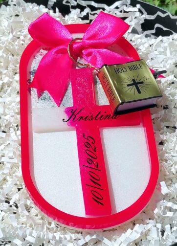 Eleganten personaliziran set za krst: pladenj in križ z biblijo