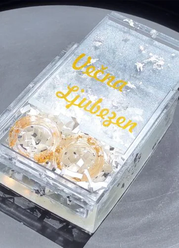 Svilena pročna škatlica za prstane iz epoksi smole z zlatim napisom