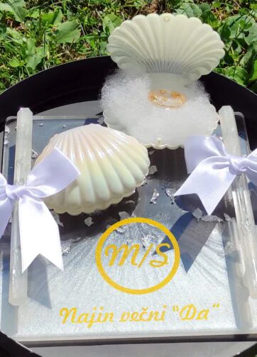 Eleganten svileno kristalni poročni pladenj iz epoksi smole in školjki za prstane