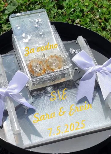Eleganten kristalni poročni pladenj in škatlica za prstane iz epoksi smole (personalizirano)