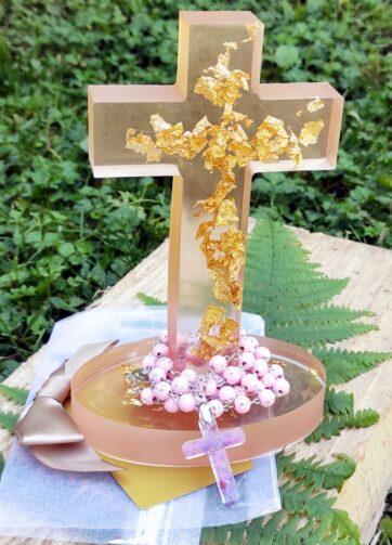 Spominski darilni set: Dekorativni križ s podstavkom (18 cm) in personaliziran rožni venec z epoksi križem