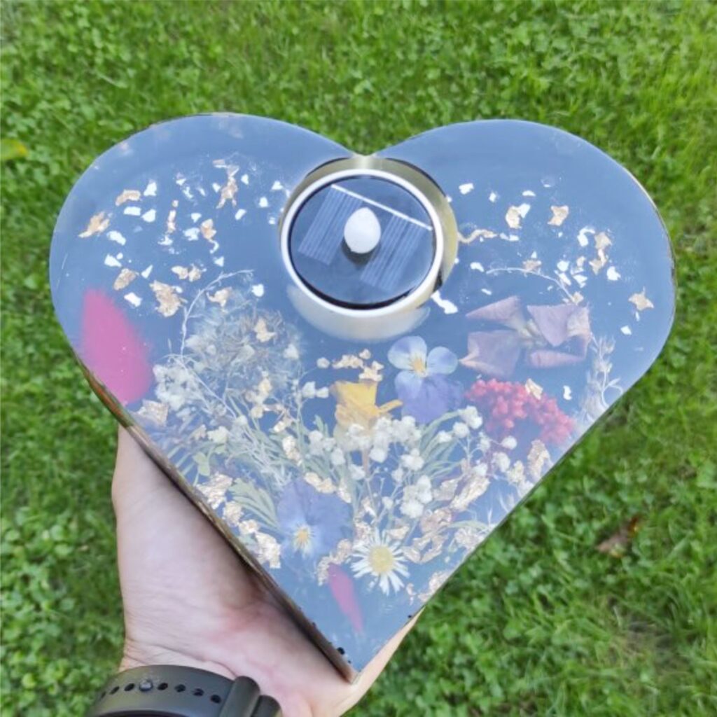 unikatno spominsko srce s pravim cvetjem Smolko