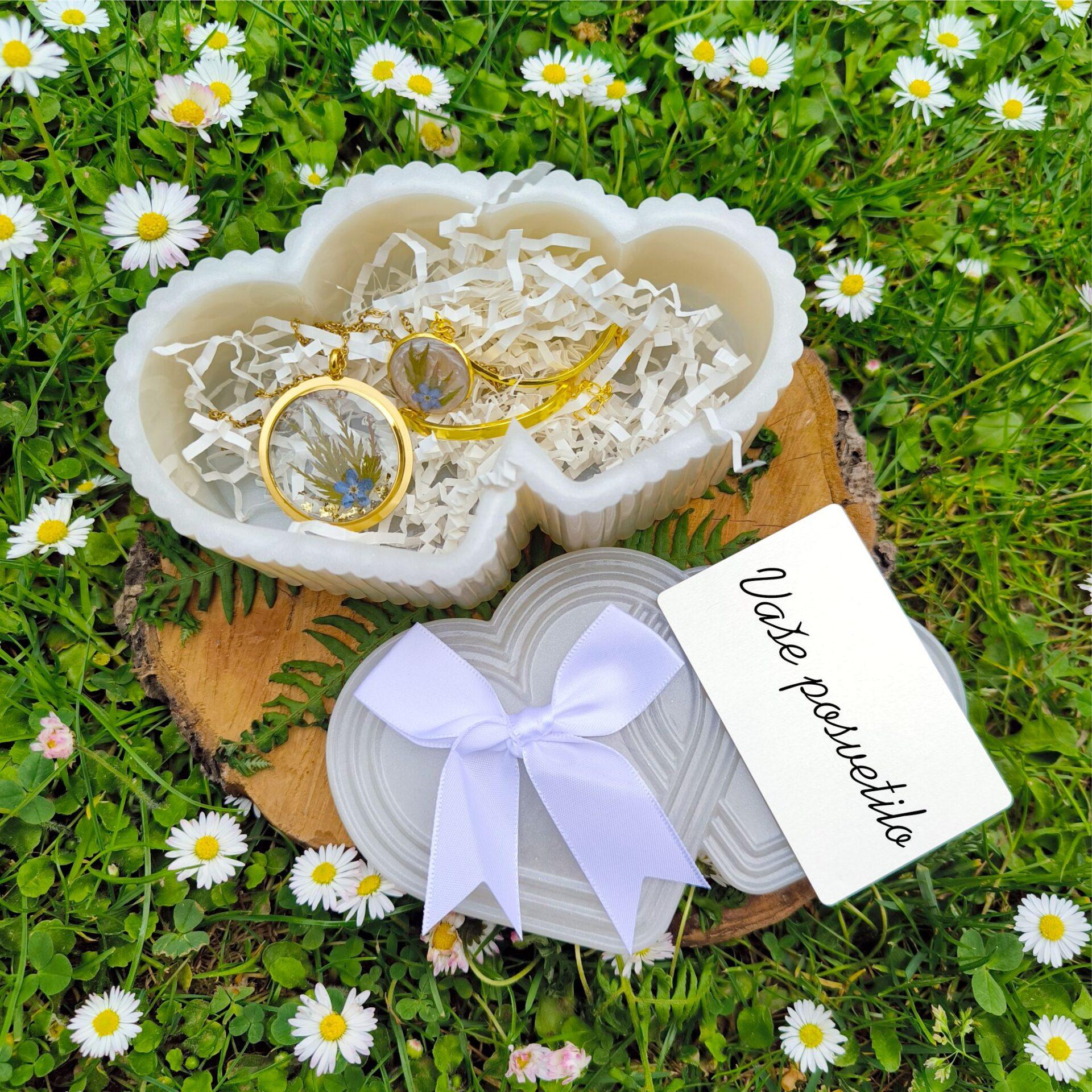 Darilni set “narava” z unikatnim nakitom, škatlico iz epoksi smole in s personaliziranim posvetilom